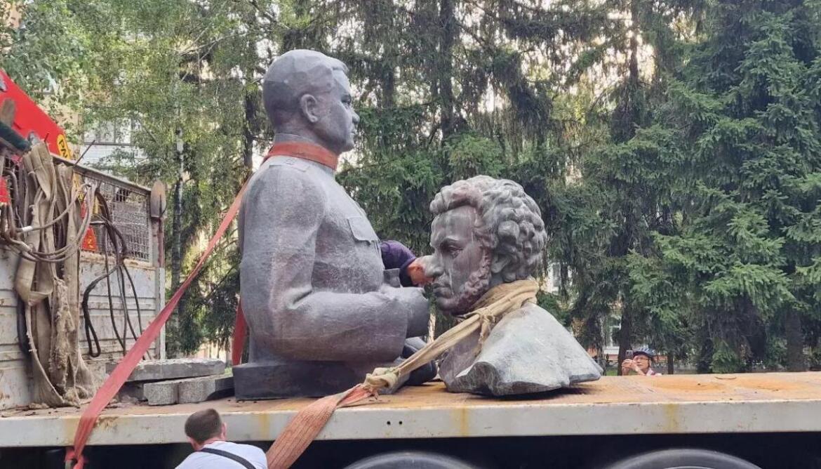 В Полтаве демонтировали памятники Ватутину и Пушкину