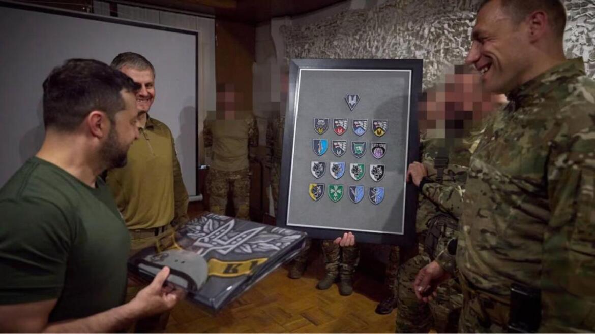 Президент Зеленський отримав від бійців ССО колекцію шевронів (ФОТО)