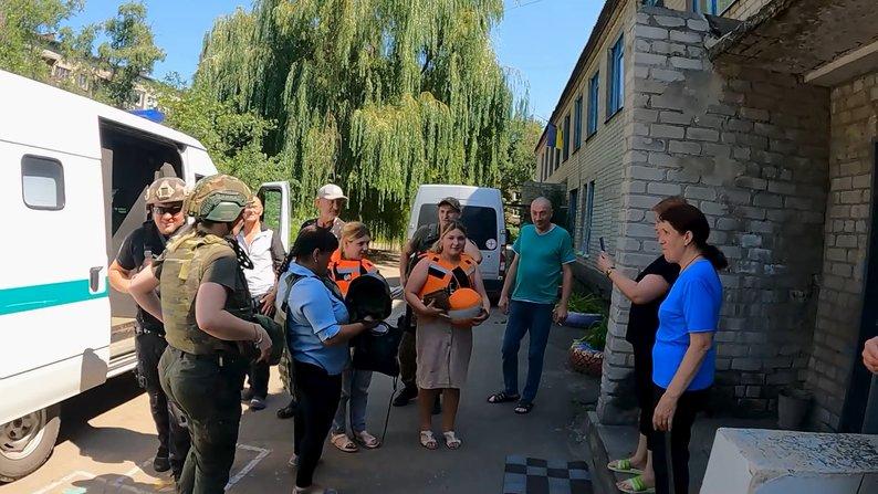 «Білі Янголи» евакуювали чотирьох дітей та їхніх батьків з-під обстрілів у Торецьку