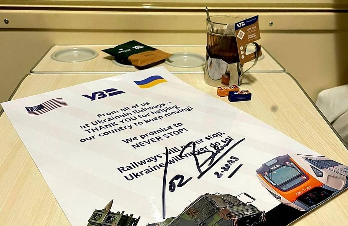 Плакат с подписью президента Байдена: Укрзализныця на благотворительном аукционе выставит уникальные лоты