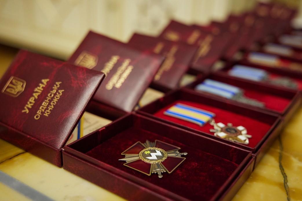 Президент відзначив нагородами 121 українського захисника, 23 з них – посмертно