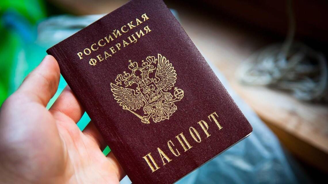 На окупованому Запоріжжі загарбники змушують таксистів отримати російські паспорти