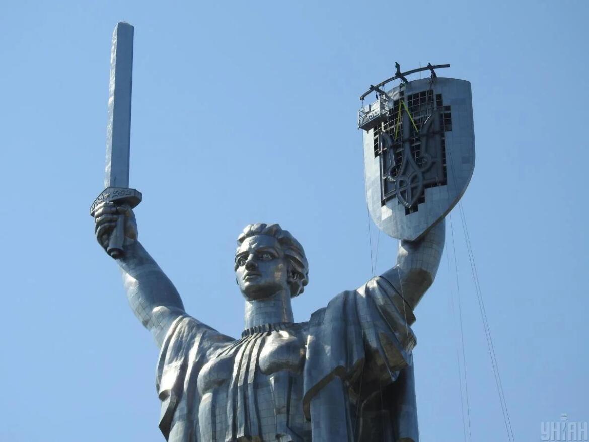 На монументі «Батьківщина-мати» помітили ще один радянський символ (ФОТО)