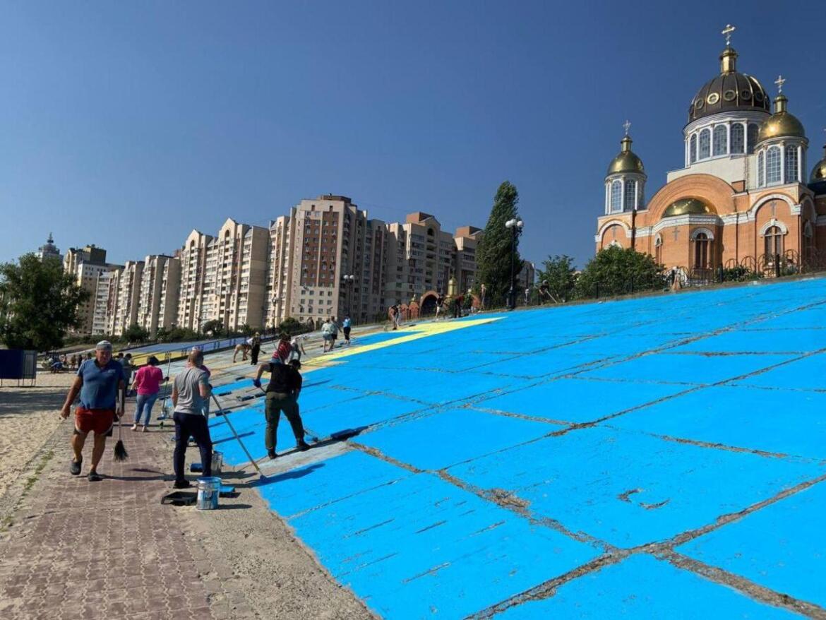 На площади в Киеве активисты восстановили гигантский крымскотатарский флаг