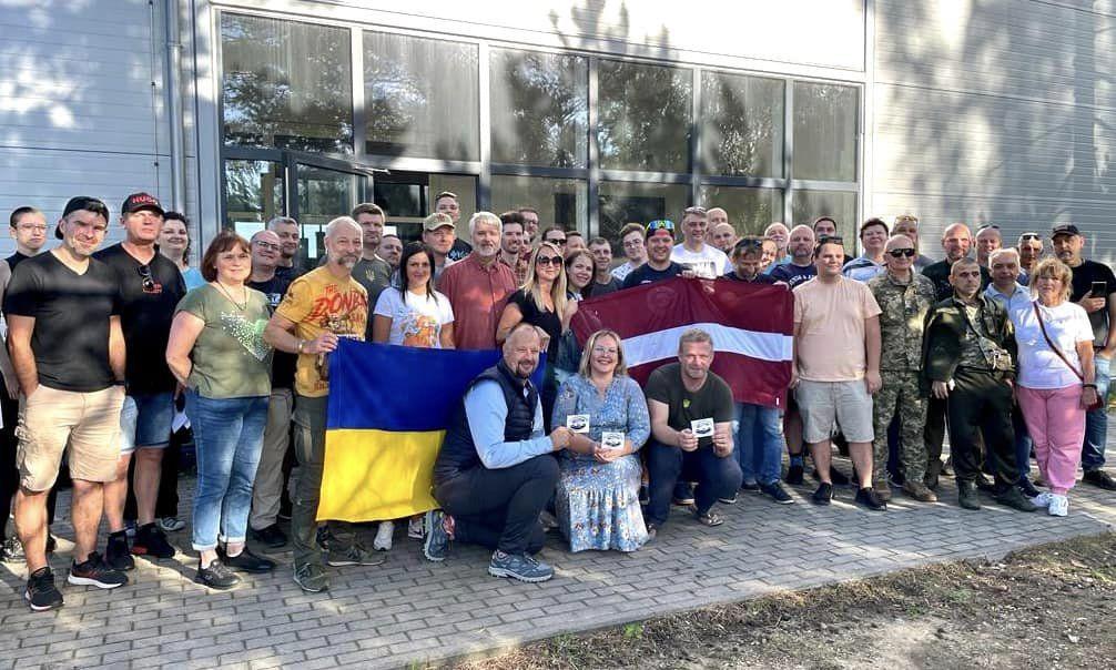 Благодійники з Латвії відправили в Україну понад 30 легкових автомобілів