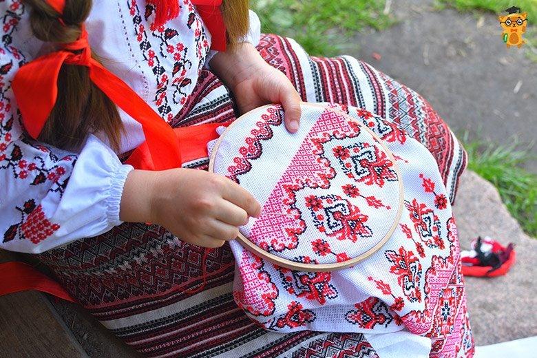 Значення орнаментів на українських вишиванках: у Празі для дітей з України організовують цікавий майстер-клас