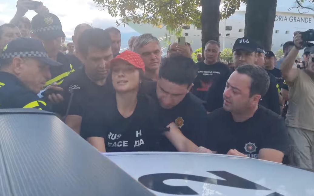 Суд у Грузії виніс вирок громадянці України, яка протестувала проти прибуття лайнера з росіянами