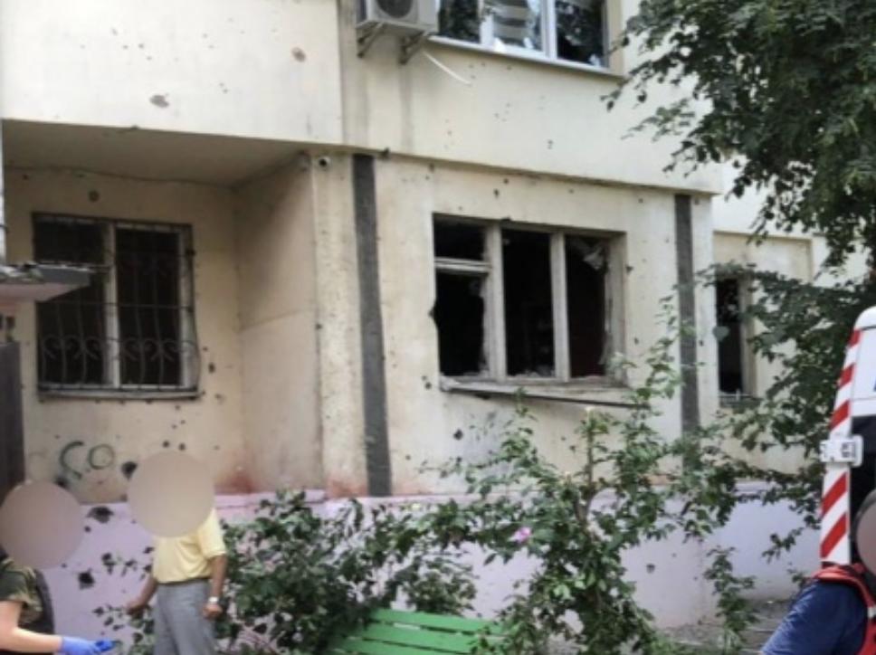 У Херсоні під обстріл російських окупантів потрапила багатоповерхівка