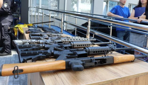 Українські правоохоронці отримали від поліції Маямі партію стрілецької зброї