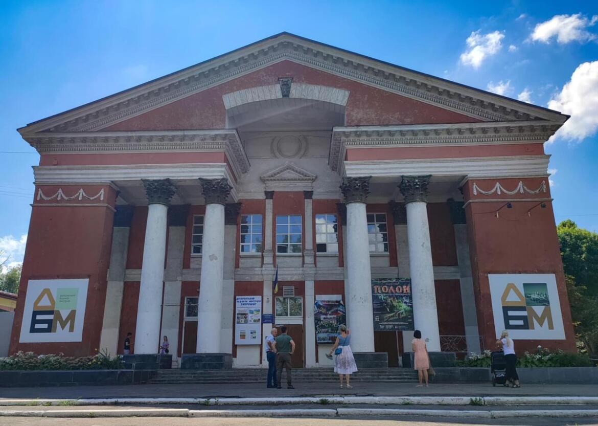 У Дніпрі з фасаду будинку мистецтв демонтували напис «Червоногвардієць» (ФОТО)