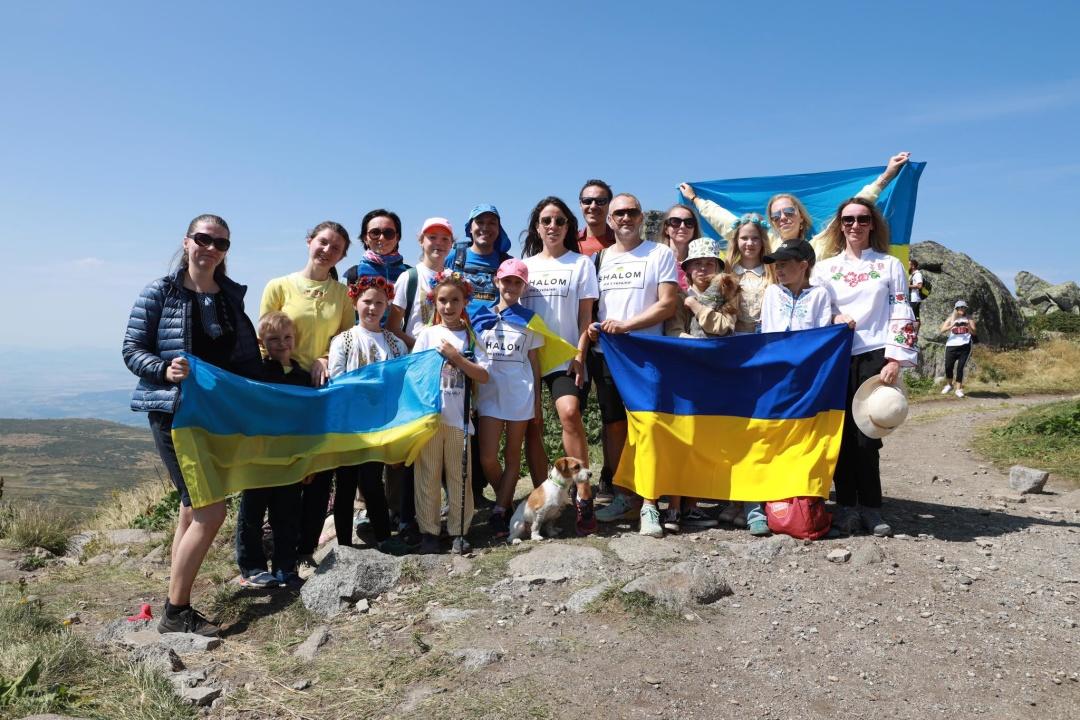Маленькі українці підняли синьо-жовтий прапор на горі Вітоша в Болгарії