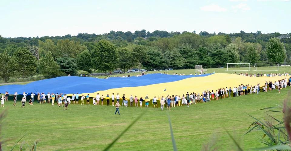 У США розгорнули найбільший в світі український прапор