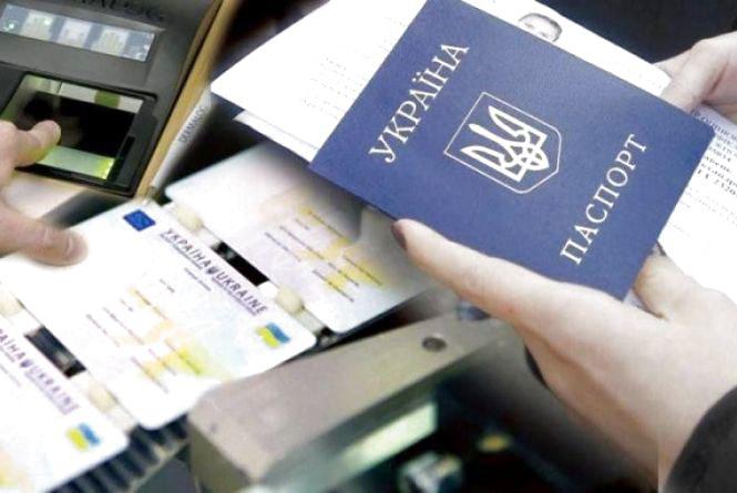 Громадянам за кордоном пояснили, як отримати паспортні документи, зроблені в Україні: алгоритм дій