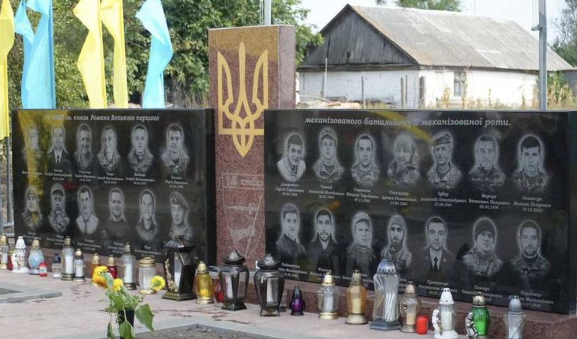 На Київщині відкрили меморіал військовослужбовцям, які загинули у березні 2022 року