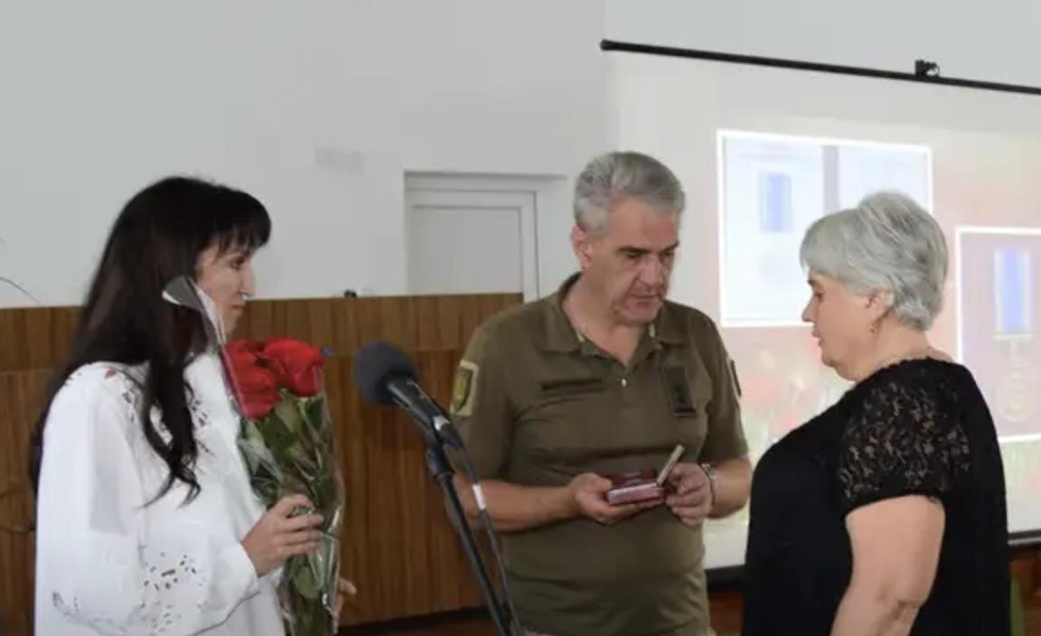 Матері загиблого захисника вручили медаль на Кіровоградщині