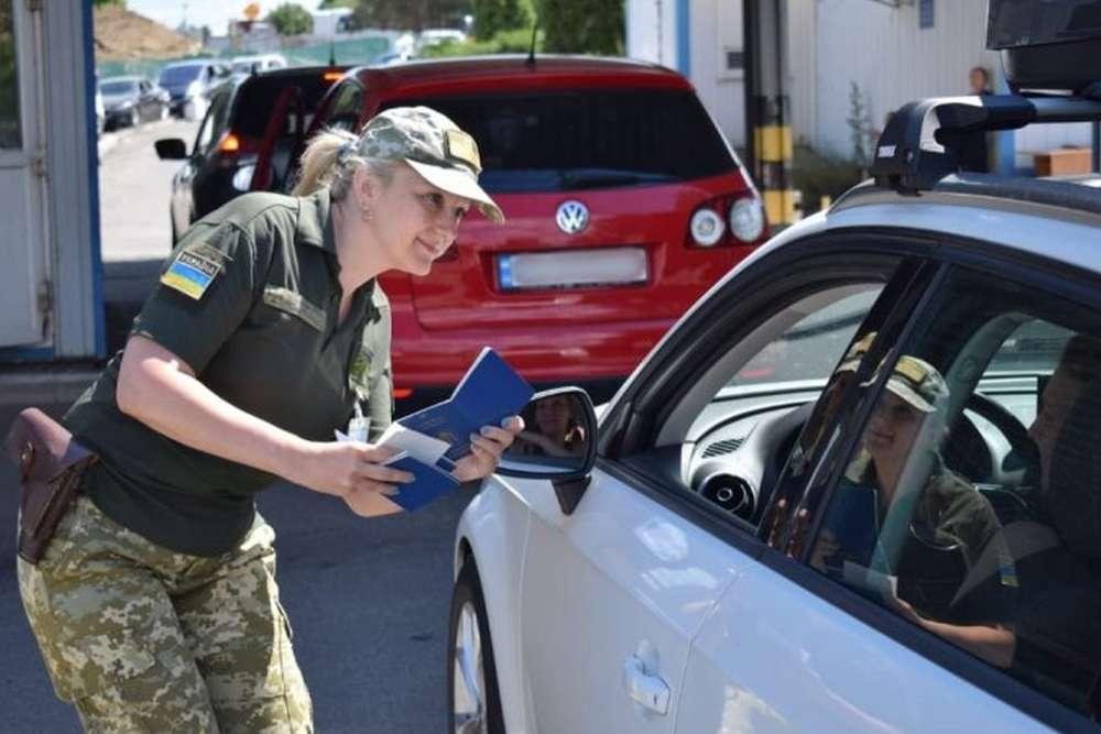 В Україні зняли обмеження на перетин кордону для ще однієї категорії громадян: деталі