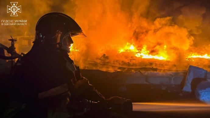 На Харківщині внаслідок удару окупантів горів житловий будинок, є загиблий