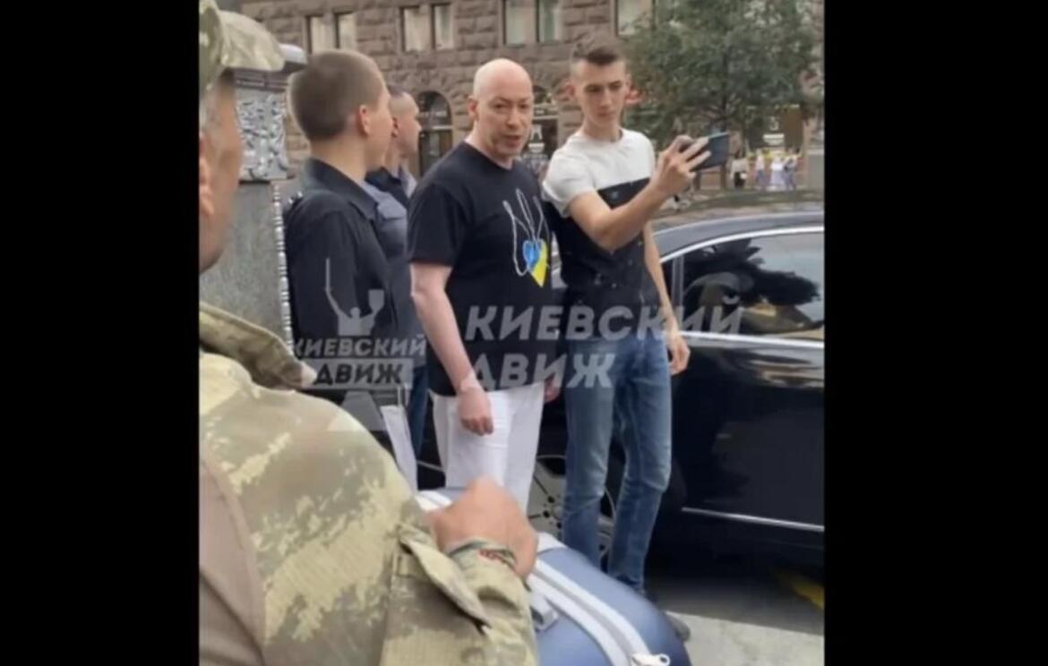 У Києві відомий журналіст поскандалив із чоловіком у військовій формі