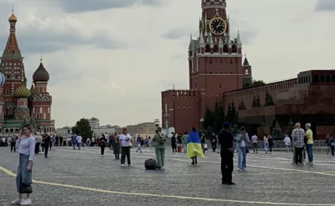 У Москві жінка загорнулася в український прапор
