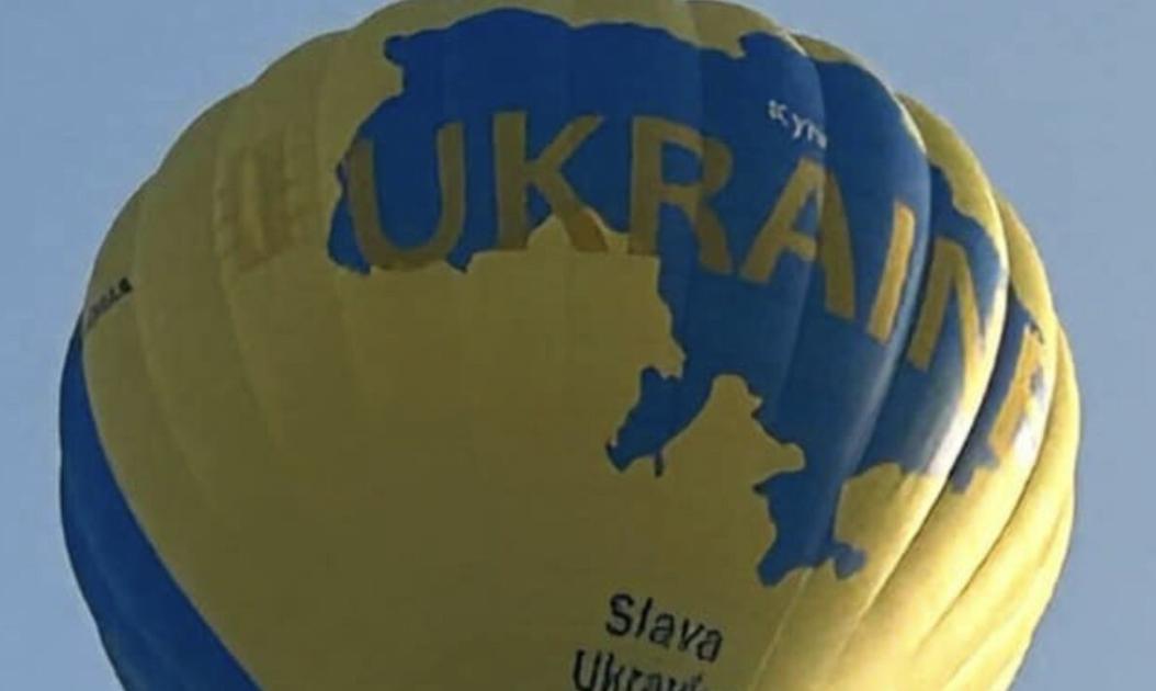 Синьо-жовта повітряна куля з написом UKRAINE піднялася у бельгійське небо