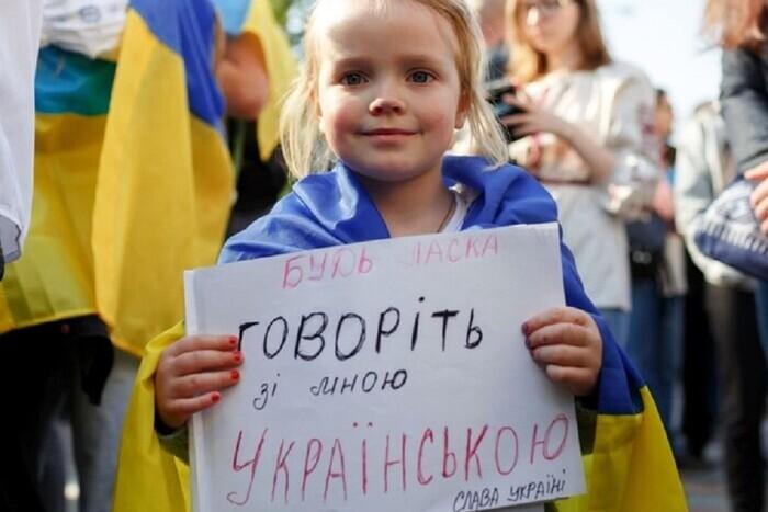 Стало известно, какой процент опрошенных украинцев в Европе владеет языком страны пребывания