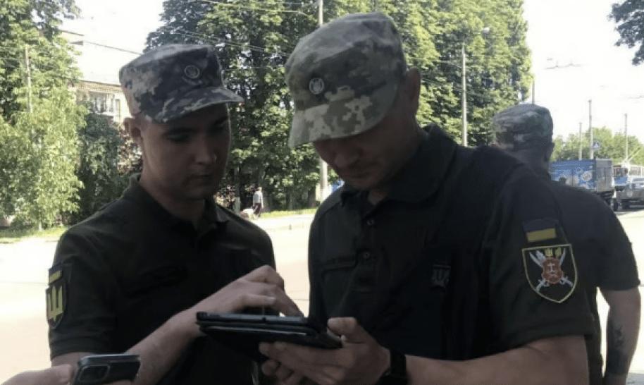 У ТЦК немає права примусово доставляти на звірку персональних даних ‒ правозахисник