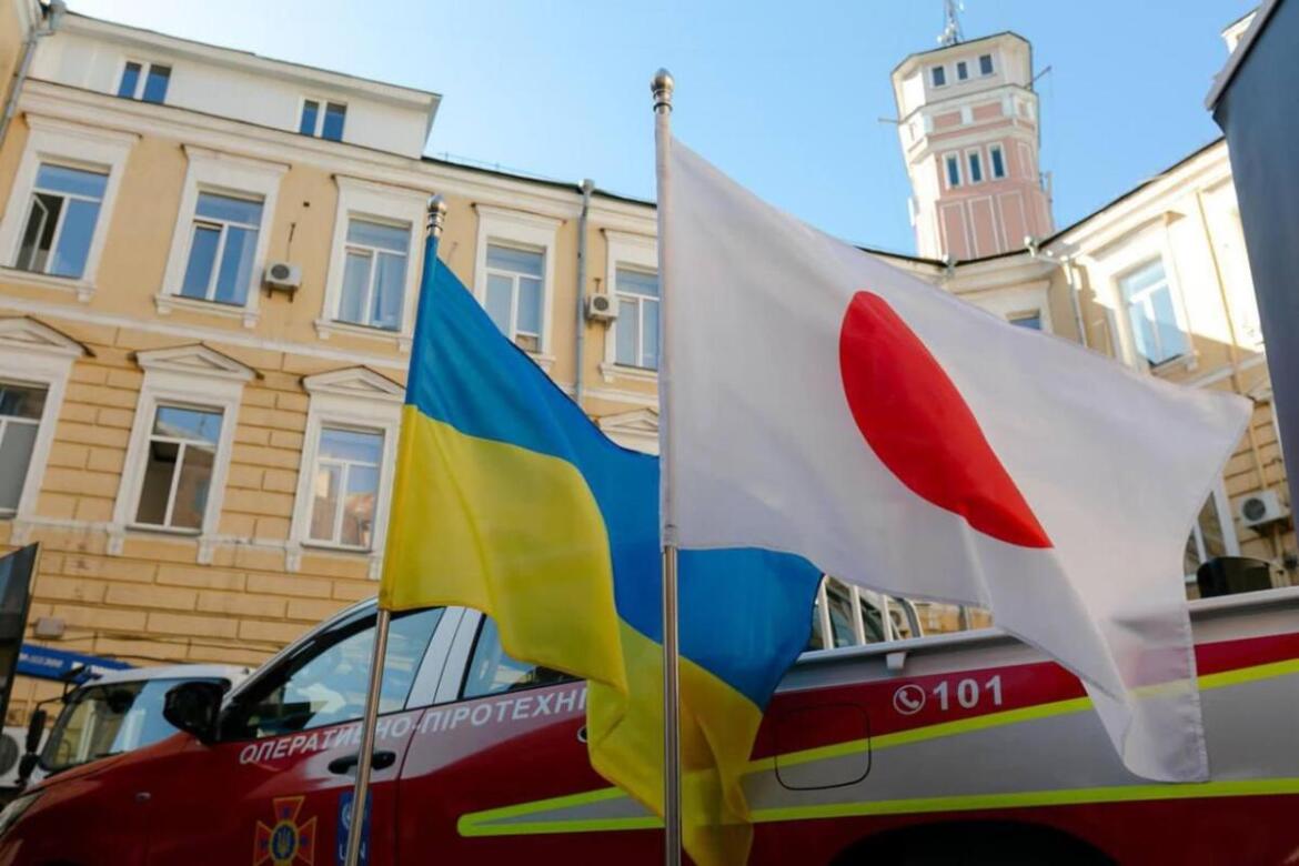 Українські рятувальники отримали від Японії 24 вантажівки з маніпуляторами для розмінування