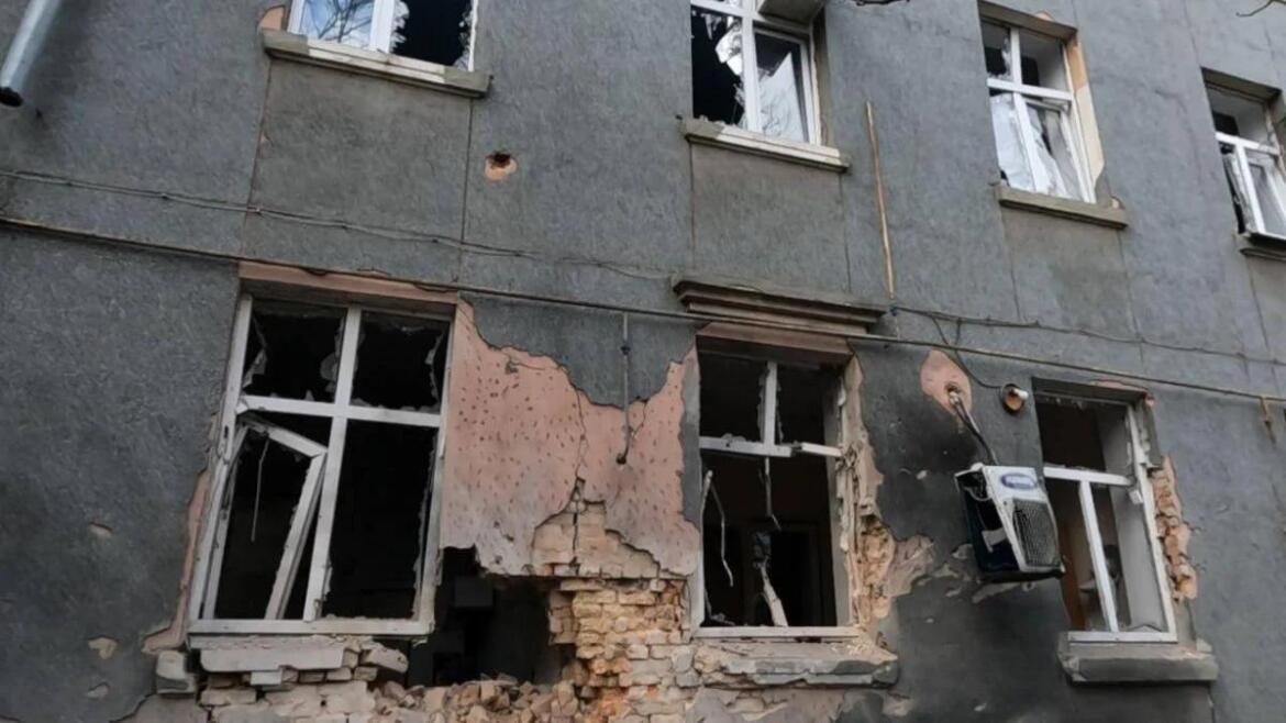 Окупанти обстріляли центр Херсона: пошкоджено заклад освіти