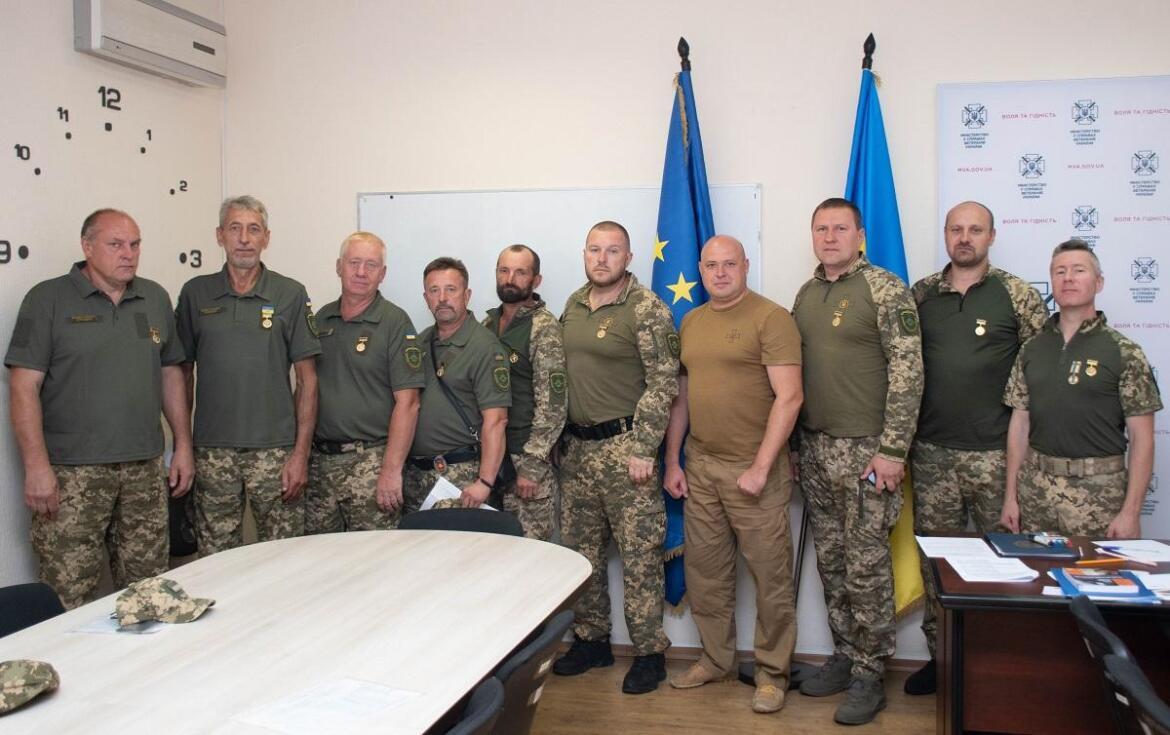 В Україні перші цивільні добровольці отримали посвідчення УБД