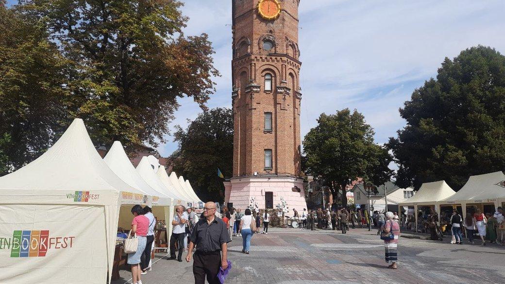 У Вінниці на книжковому фестивалі збирають кошти та літературу для українських захисників