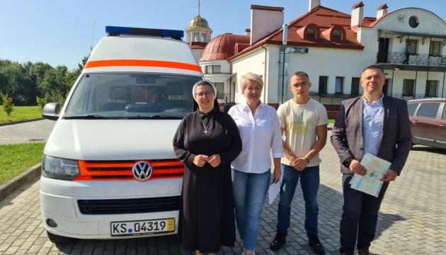 Приход УГКЦ в Германии передал украинской больнице карету скорой помощи