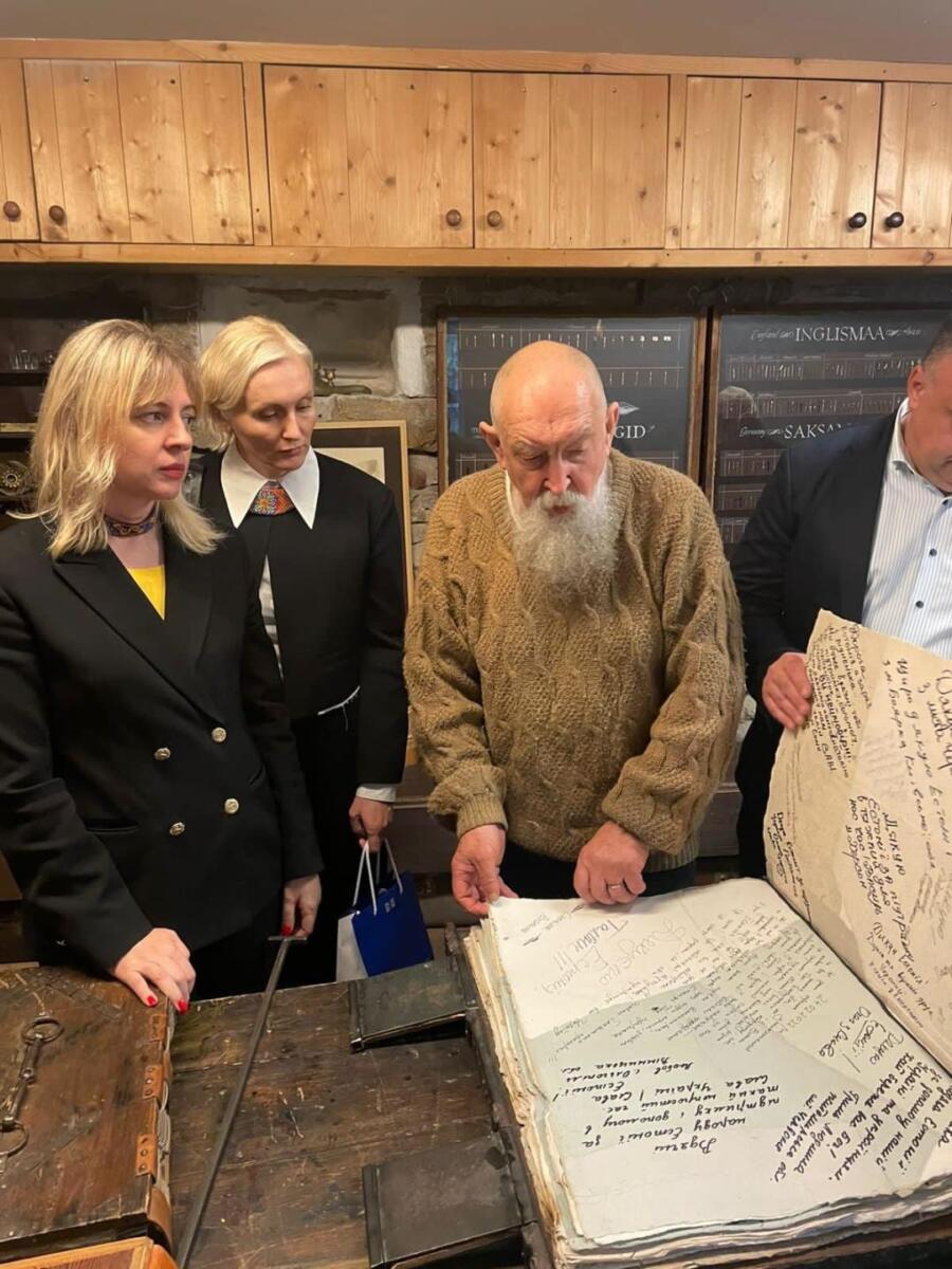 В Естонії 76-річний українець створює рукописну книгу про героїв війни