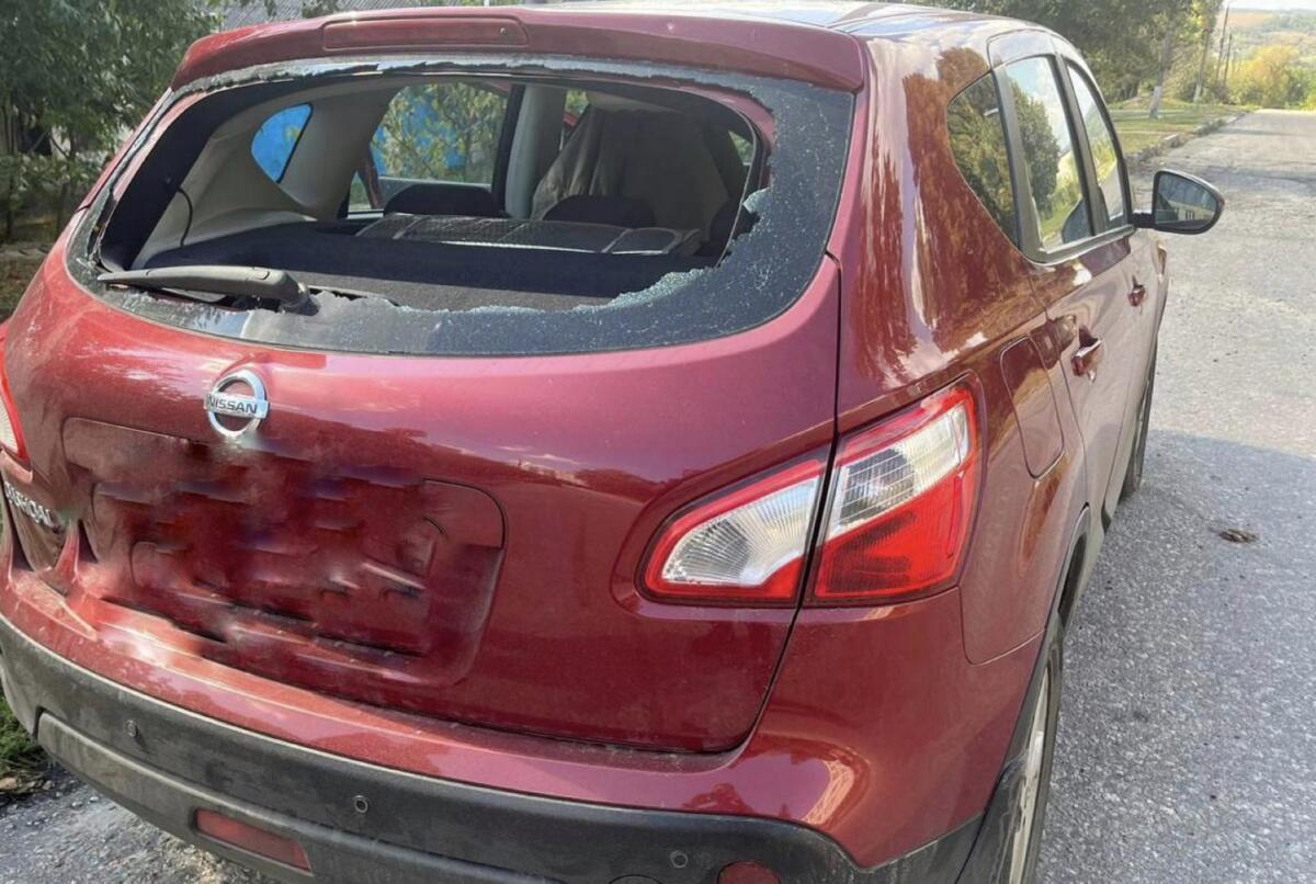 У Харківській області російські окупанти обстріляли цивільний автомобіль