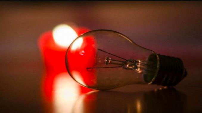 Українців закликали підготуватися до ймовірних відключень світла через спеку: електроспоживання зростає