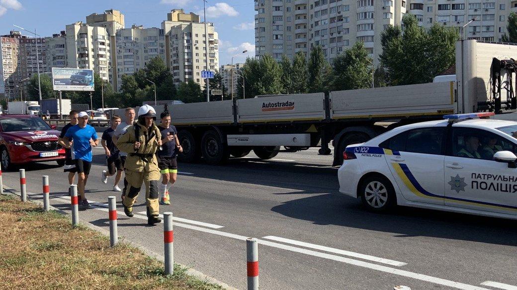 Благодійний марафон у 100 км: український рятувальник у спорядженні збирає кошти на потреби ДСНС
