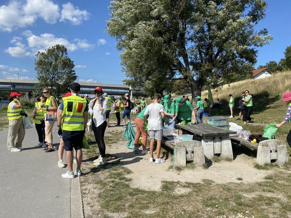 Українська громада в Австрії влаштувала акцію з прибирання берега Дунаю