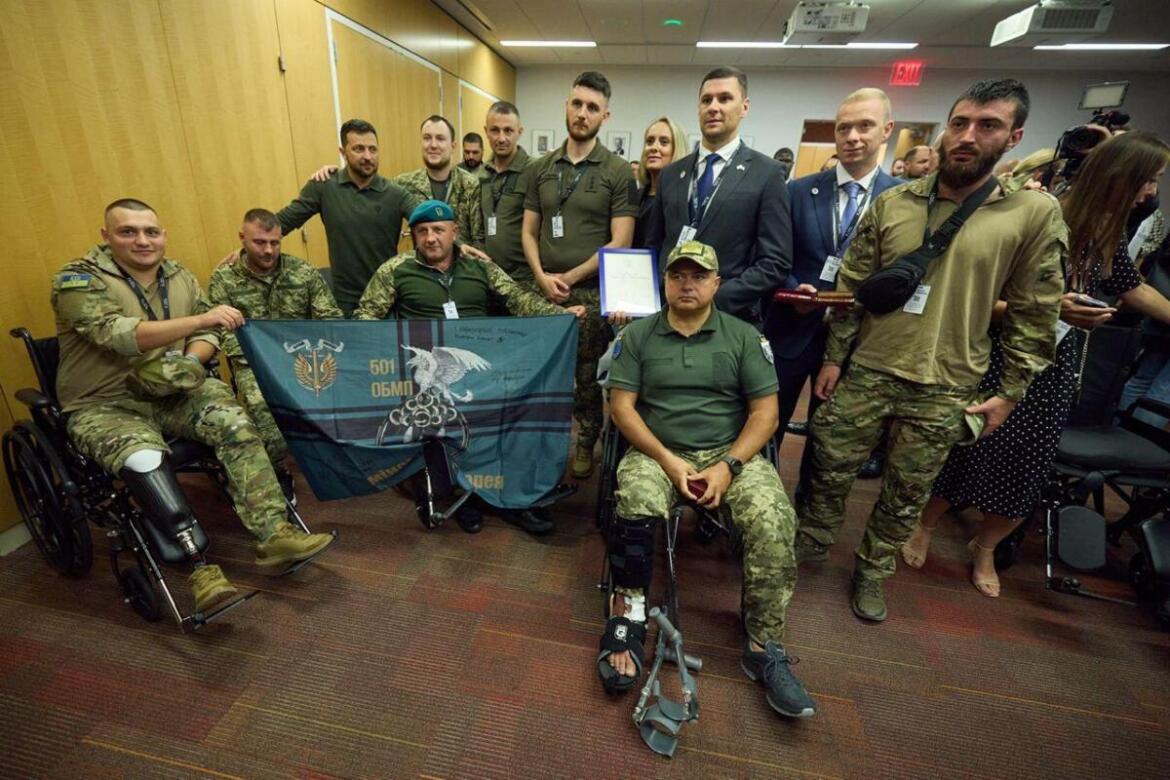 В США президент Зеленский посетил раненых украинских военных (ФОТО)