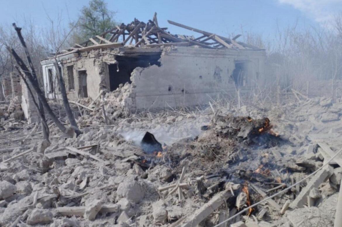 На Херсонщині російські окупанти скинули на село чотири авіабомби