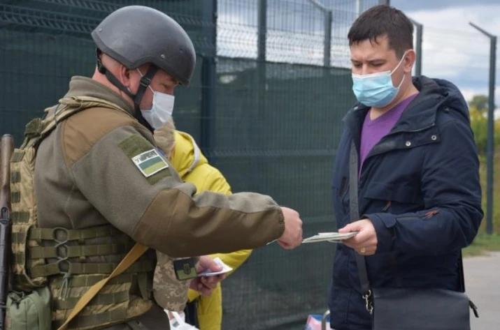 Чи можуть виїхати за кордон особи, зняті з військового обліку: пояснення юриста