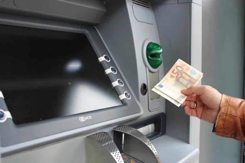 У Польщі може різко зменшитись кількість банкоматів: у чому причина