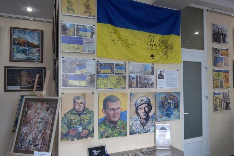 «Рідні барви 4.5.0»: у Луцьку відкрили виставку картин військового з Краматорська
