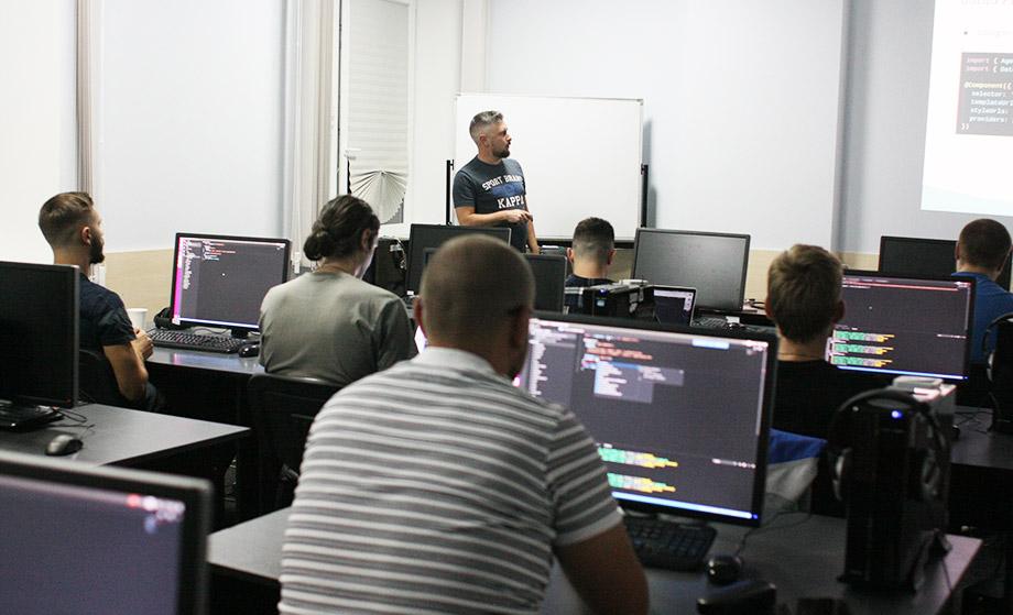В Україні можна безкоштовно пройти навчання на IT-курсах: хто може взяти участь