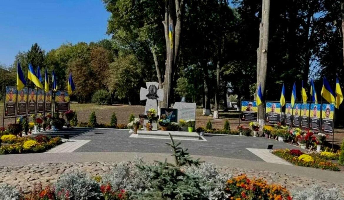 Стелу Пам’яті загиблим українським військовим відкрили на Хмельниччині (ФОТО)