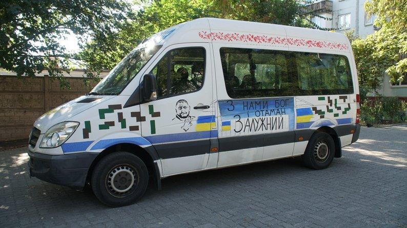 У Запоріжжі художниця прикрашає малюнками евакуаційні автівки для волонтерів