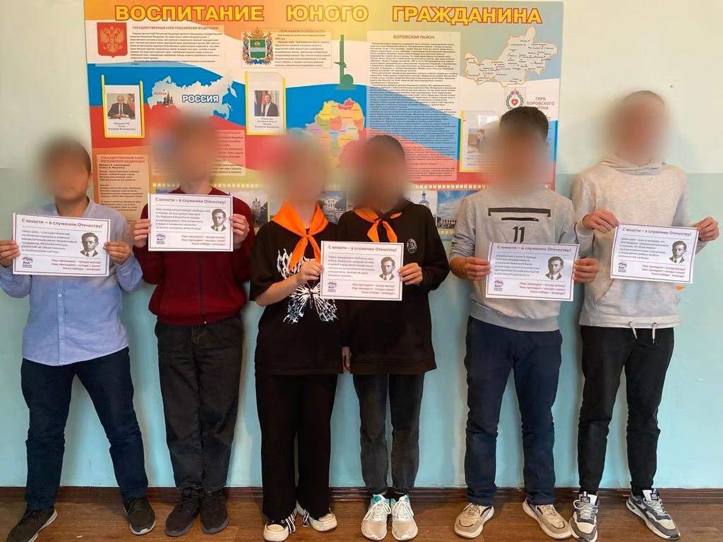 В рф школярі привітали російського диктатора з днем народження з портретами Степана Бандери
