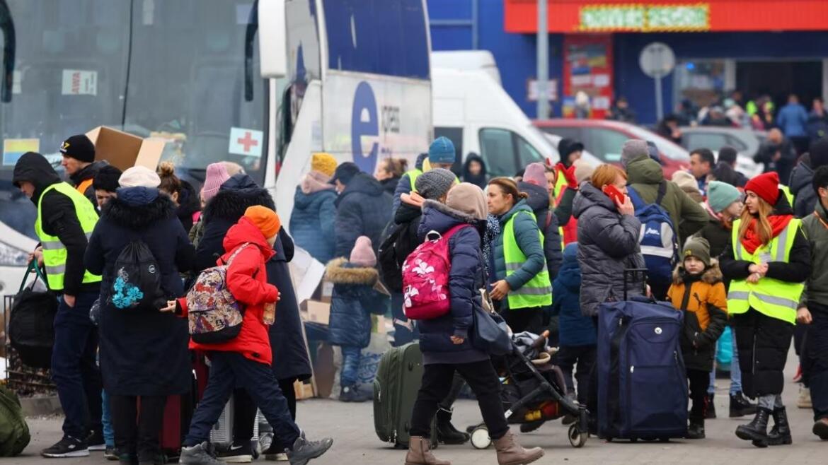 У трьох європейських країнах скасують виплати для українських біженців: детально