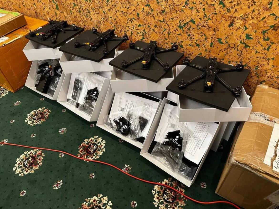 Волонтери із Черкас передали українським розвідникам партію FPV-дронів