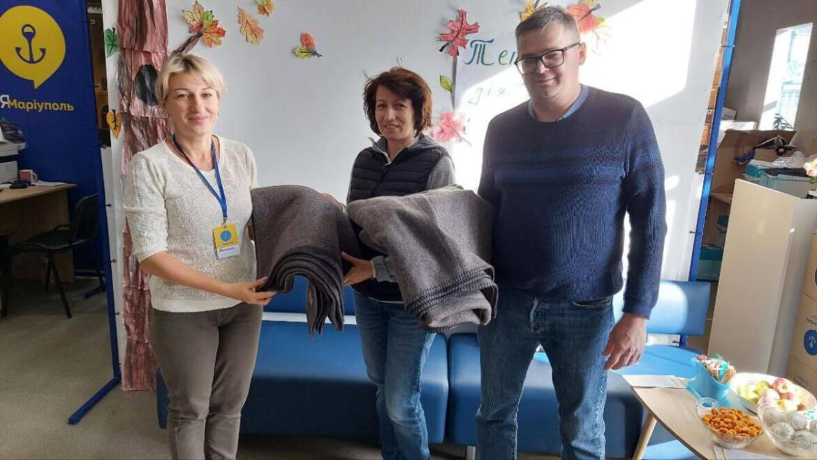Переселенці з Маріуполя зібрали понад 600 кілограмів теплих речей на потреби ЗСУ