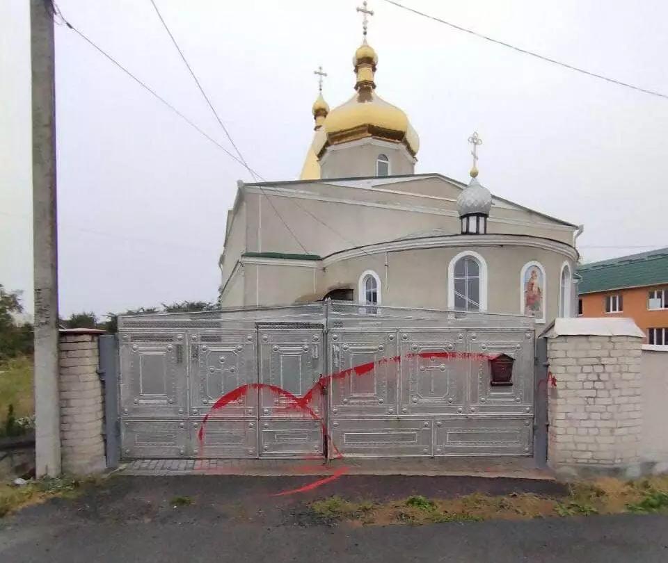 На Хмельниччині храми московського патріархату розмалювали червоною фарбою