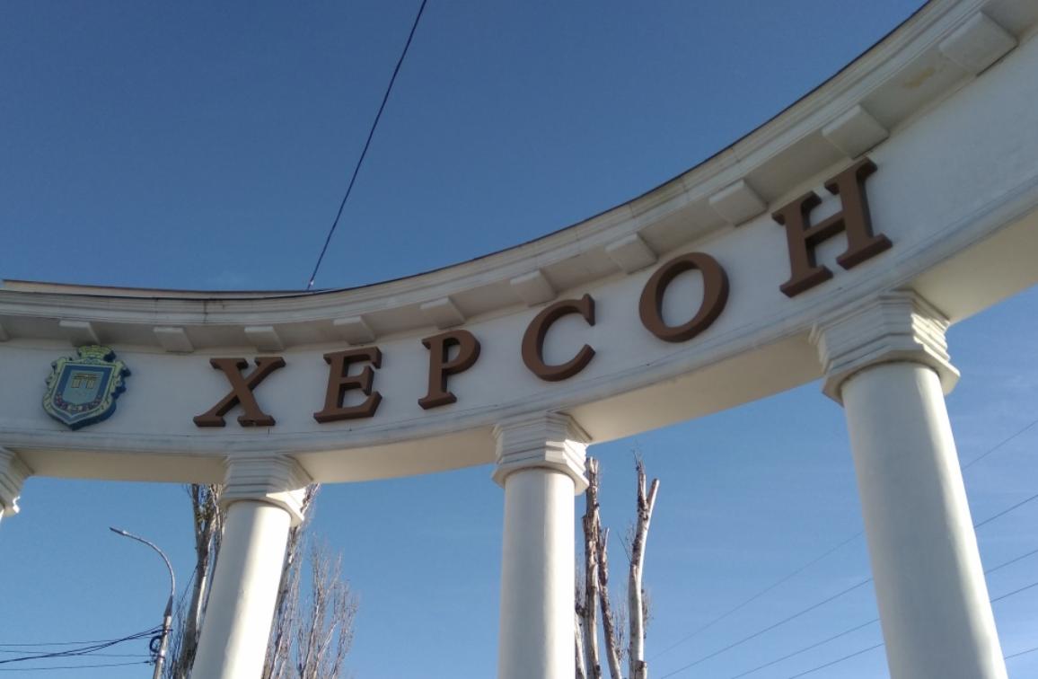 Російські окупанти продовжують потужно обстрілювати Херсон